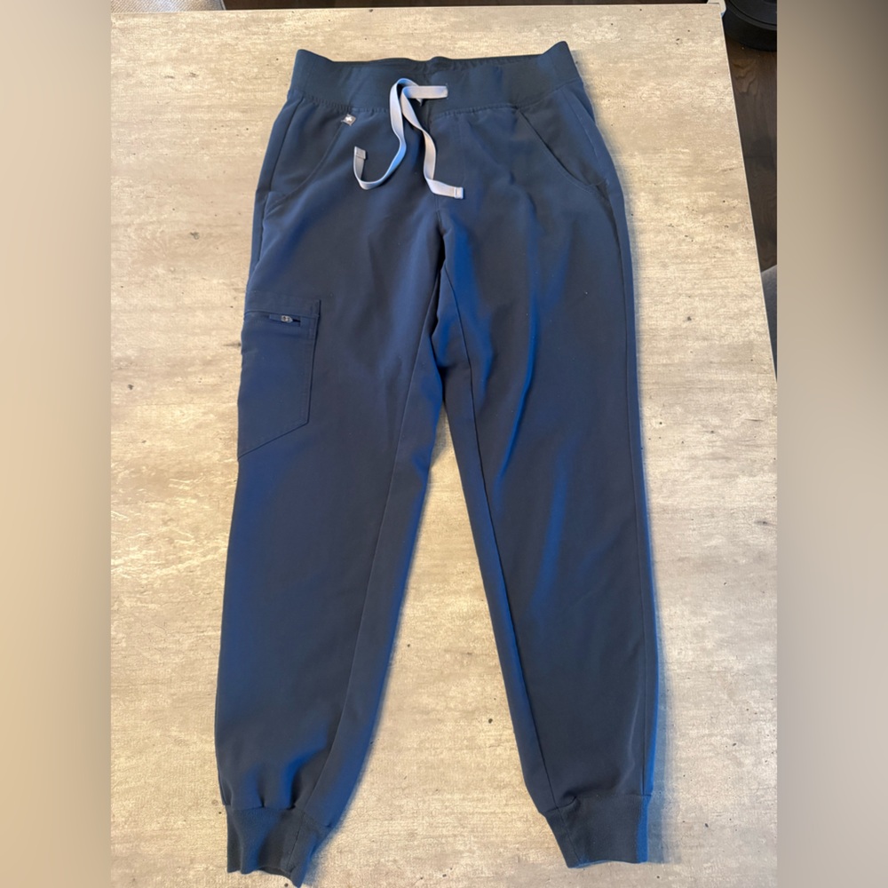 Women’s Fig Scrub bottoms. XS P